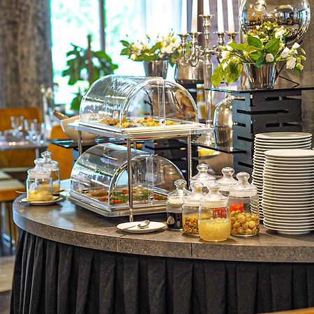 Willa Port Оструда Экстерьер фото A buffet at a hotel