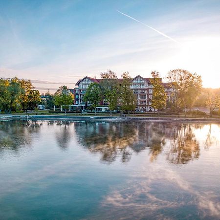 Willa Port Оструда Экстерьер фото The lake at the campus of the University of Applied Sciences and Medical University of Southern Tyrol