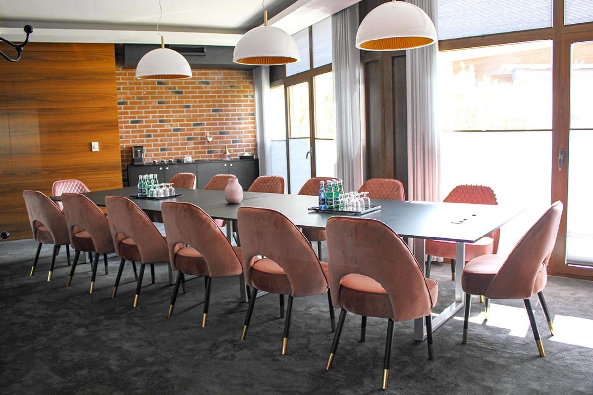 Willa Port Оструда Экстерьер фото Meeting room