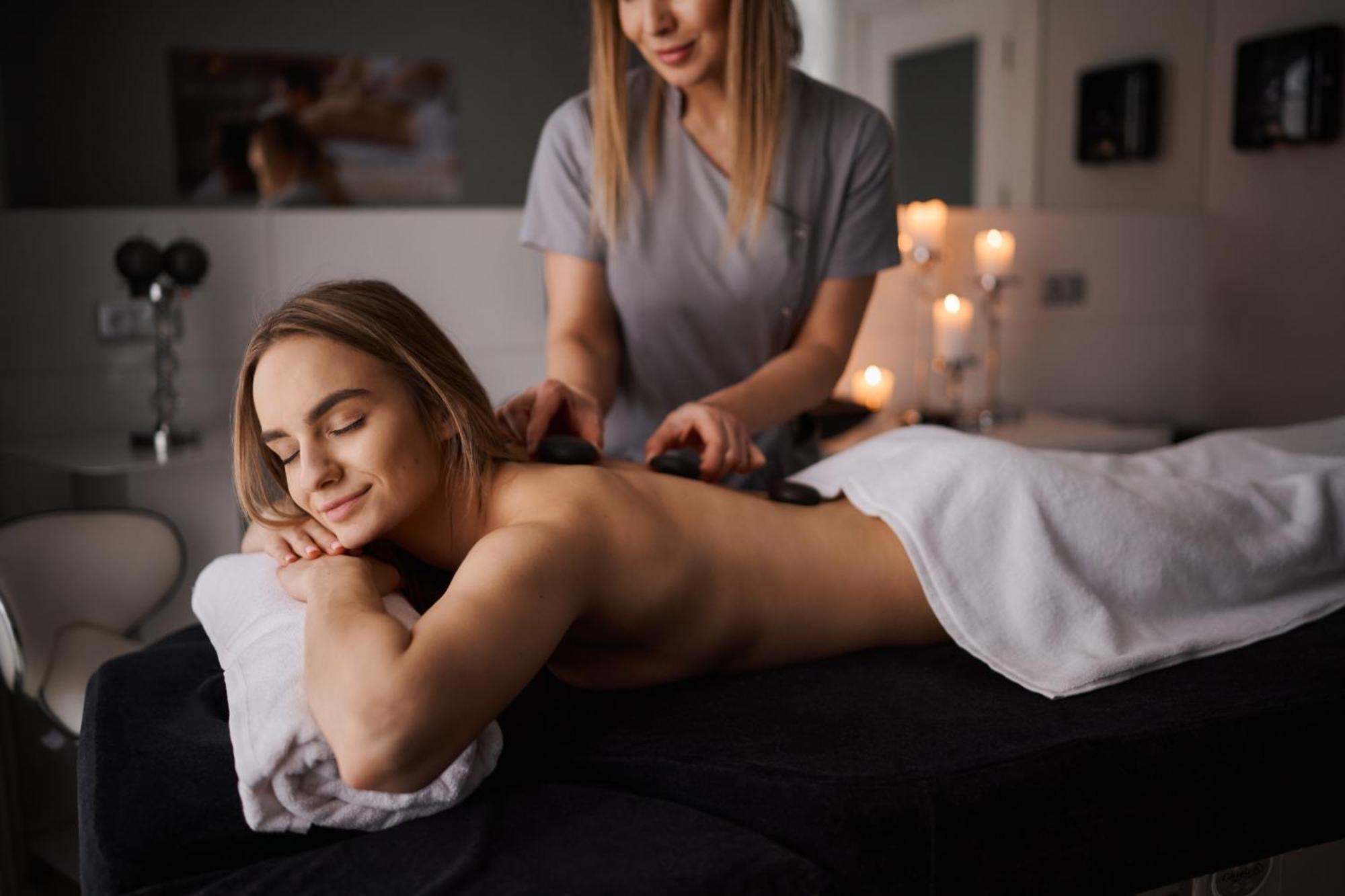 Willa Port Оструда Экстерьер фото A woman receiving a hot stone massage