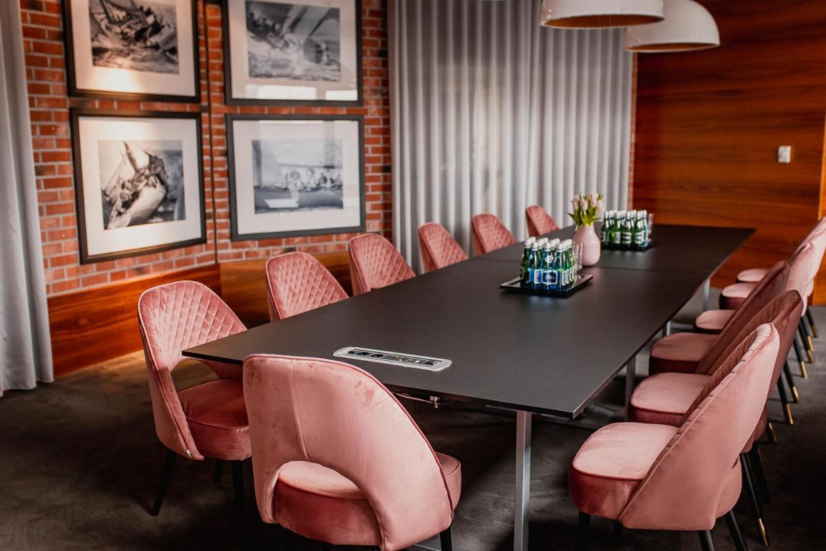 Willa Port Оструда Экстерьер фото The boardroom at the 1960s building