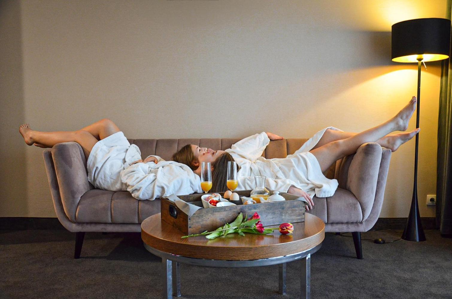 Willa Port Оструда Экстерьер фото A woman relaxing at a spa