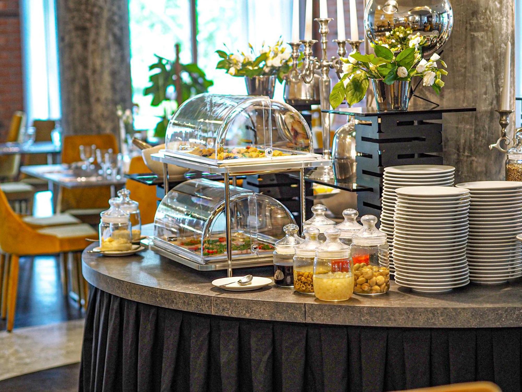 Willa Port Оструда Экстерьер фото A buffet at a hotel