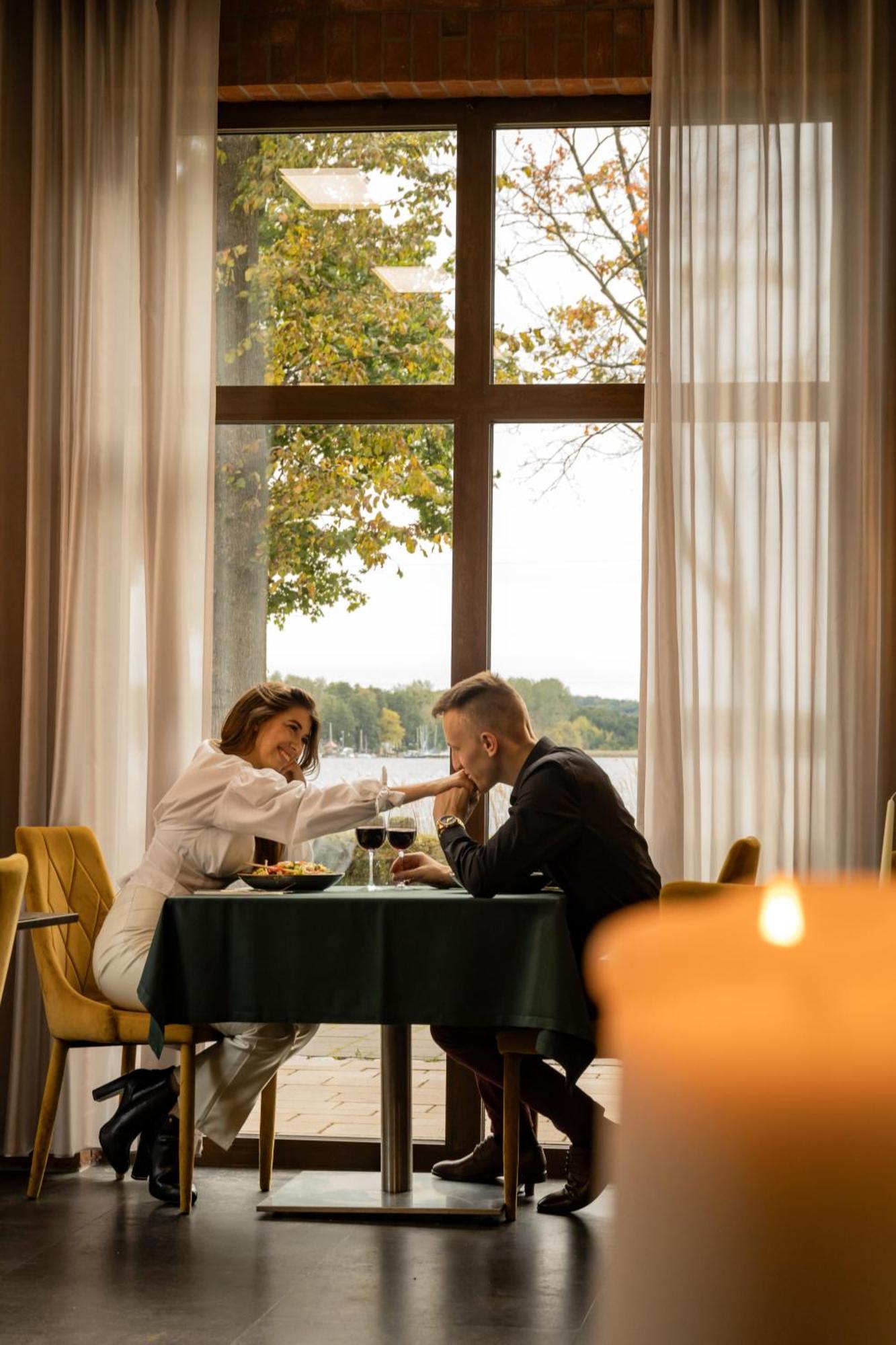 Willa Port Оструда Экстерьер фото A couple on a date