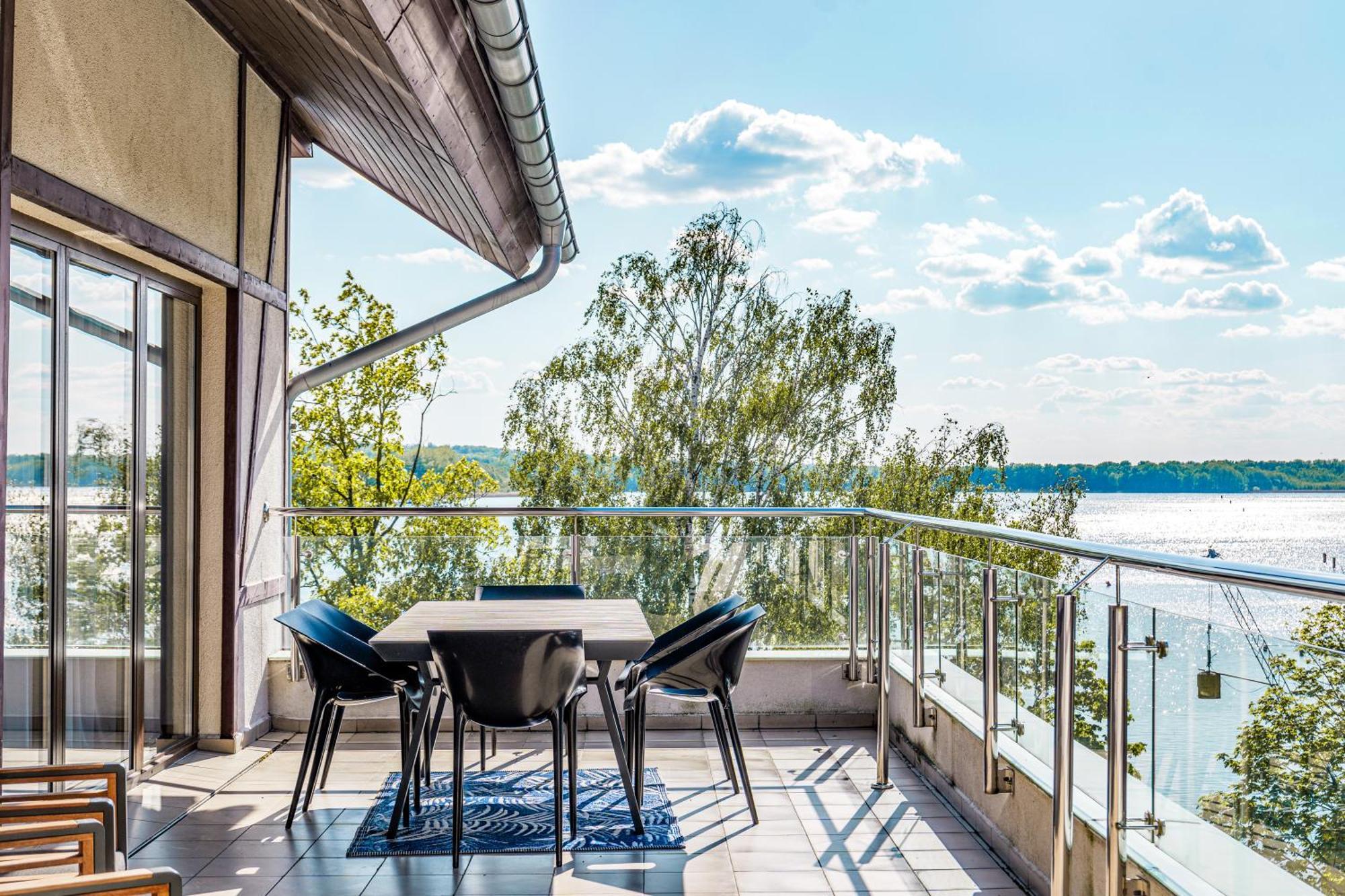 Willa Port Оструда Экстерьер фото A balcony