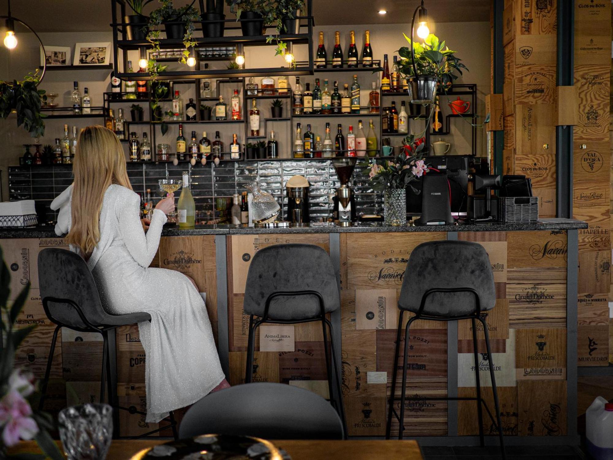 Willa Port Оструда Экстерьер фото A woman sitting at a bar