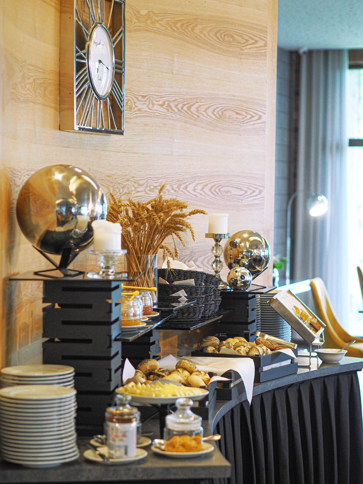 Willa Port Оструда Экстерьер фото A buffet at a hotel