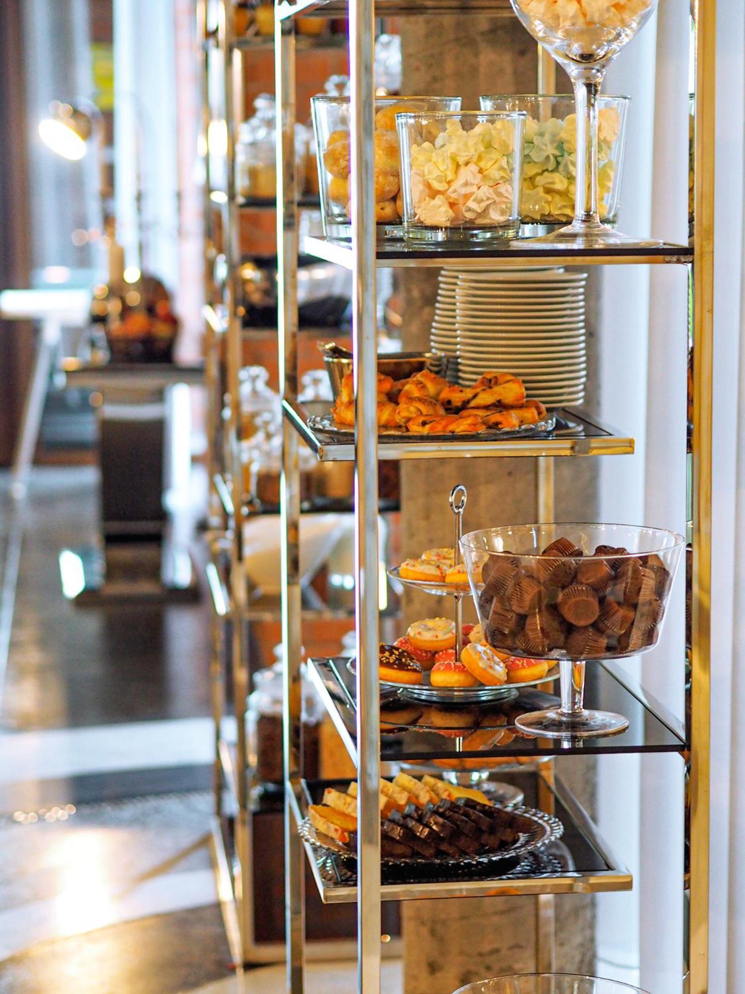 Willa Port Оструда Экстерьер фото A dessert cart
