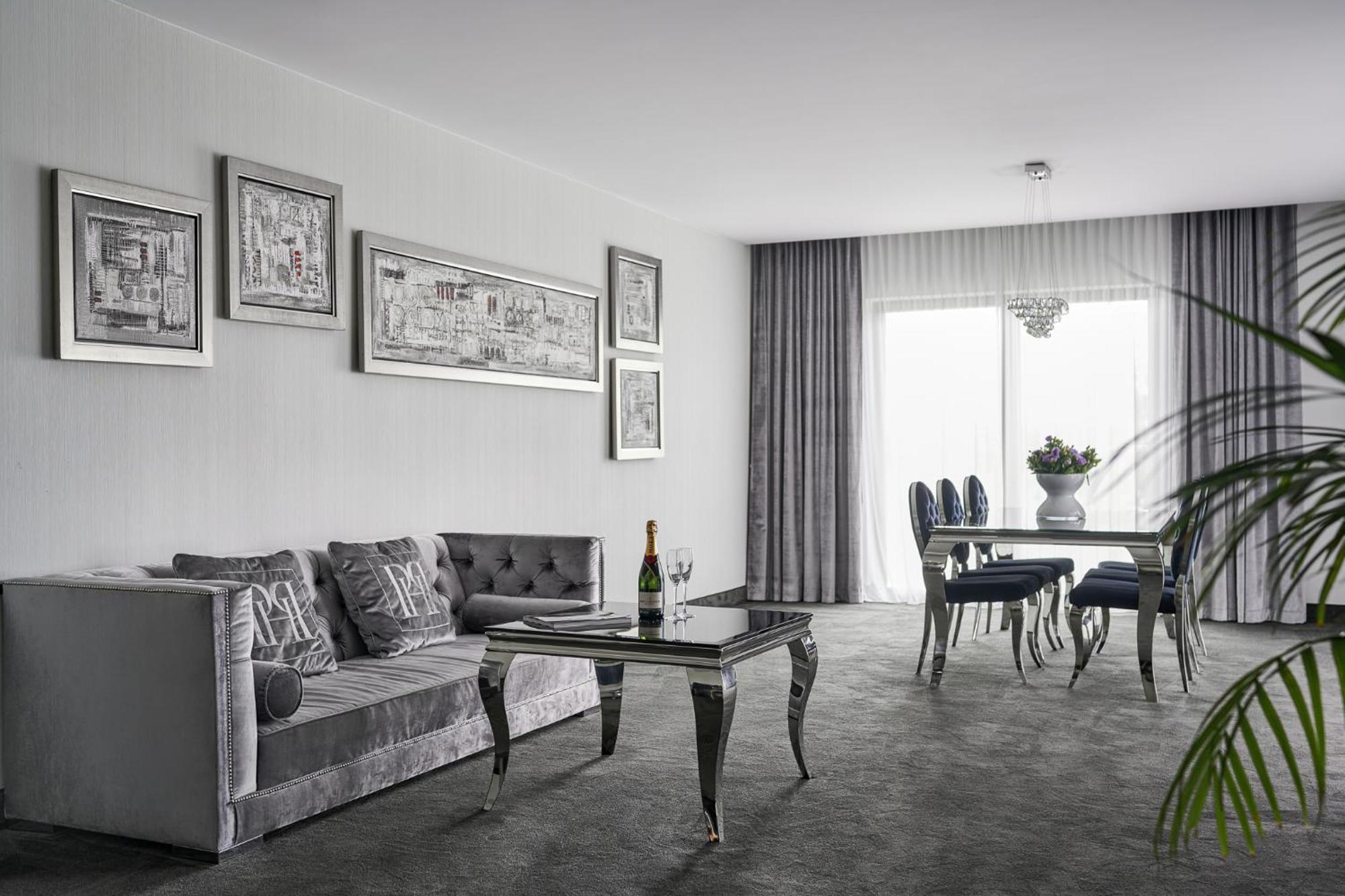 Willa Port Оструда Экстерьер фото A living room with a carpet floor