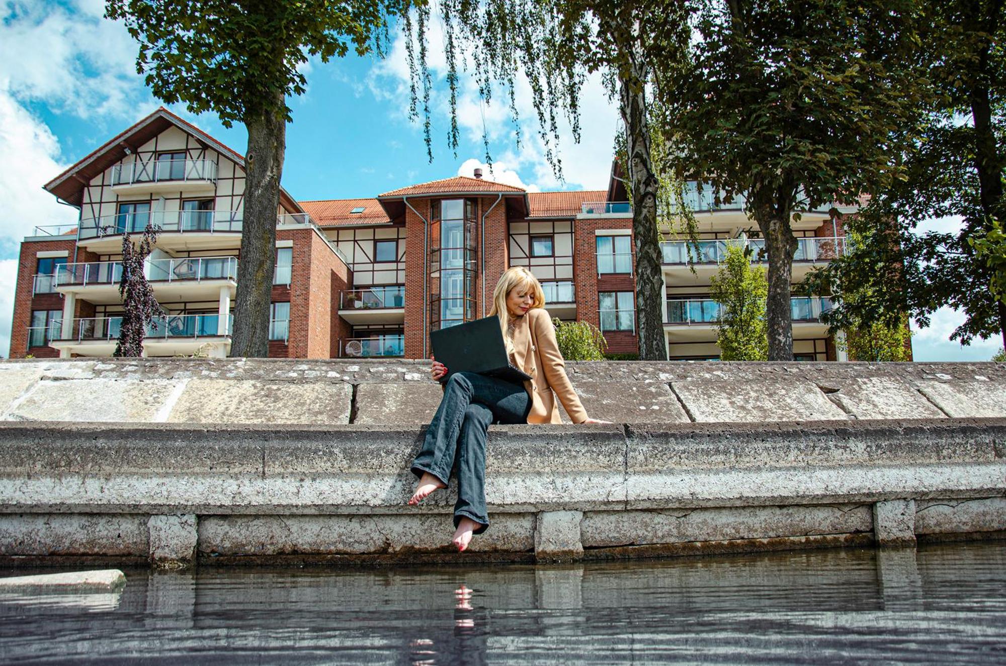 Willa Port Оструда Экстерьер фото A student studying at the University of Kent